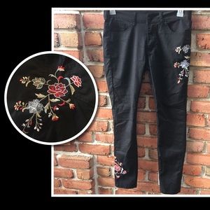Floral embroidered Black Skinny Jeans Pants Medium